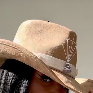 Fontetulum Handcrafted Amethyst Cowgirl Hat